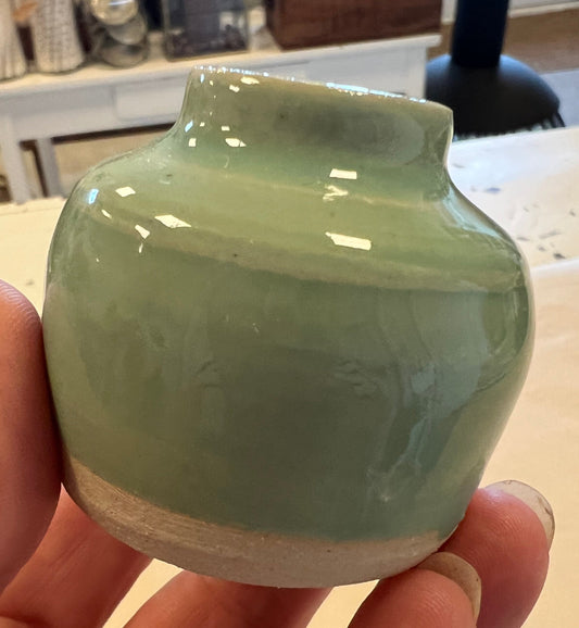 Grøn vase fra Vangs keramiske værksted