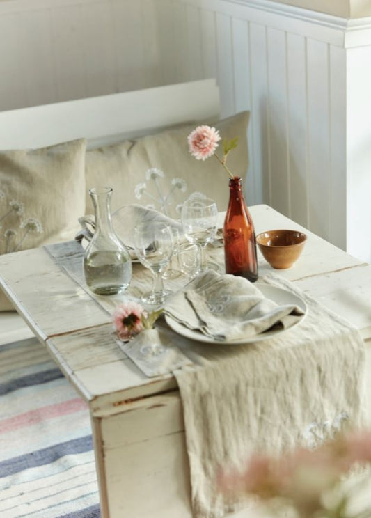 Beige bordløber med broderi fra Femme Facon