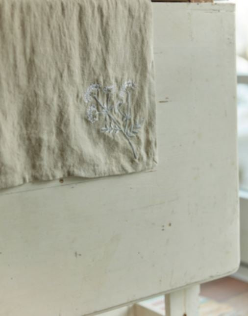 Bordløber med broderi fra Femme Facon