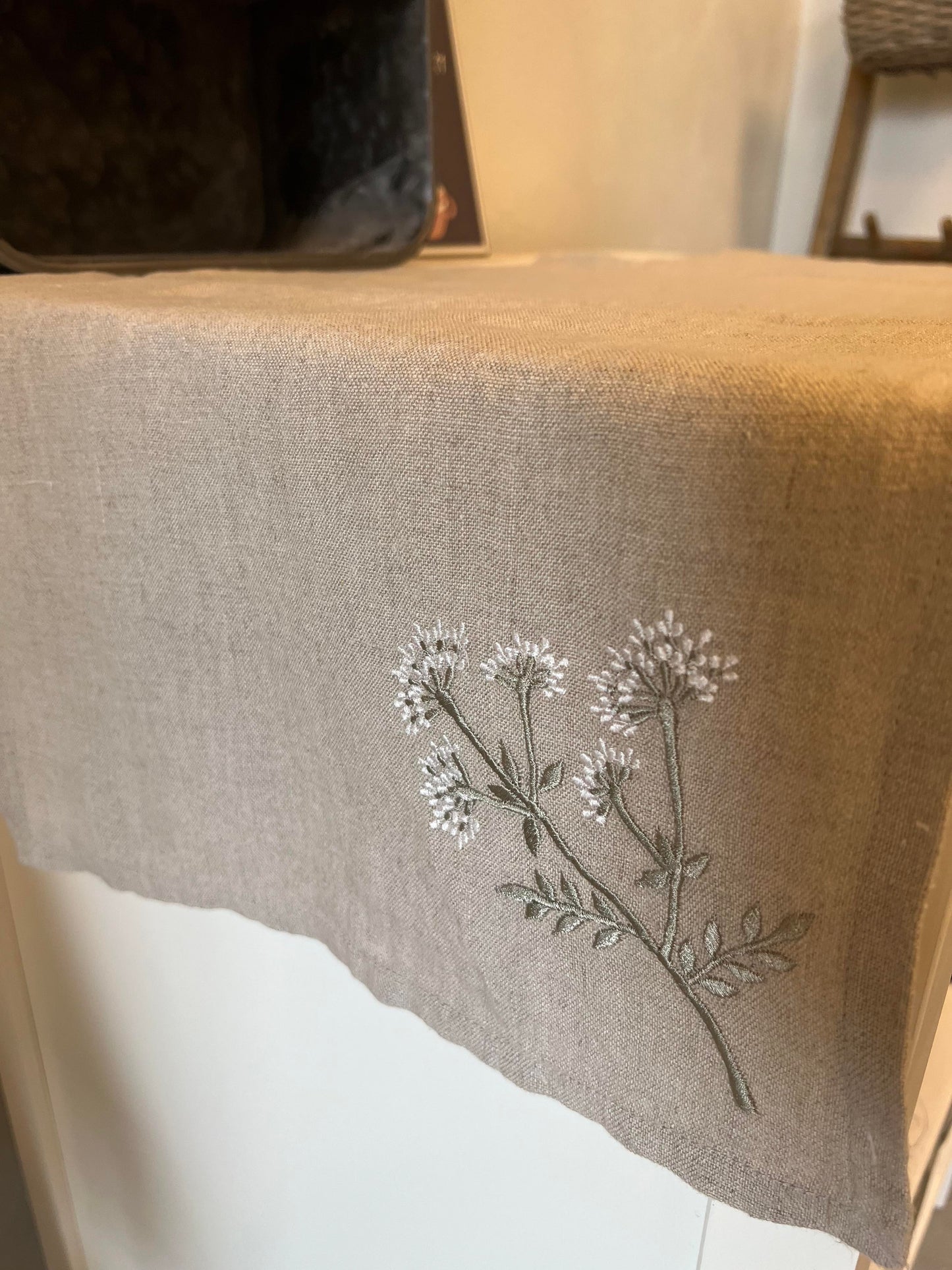 Beige bordløber med broderi med blomster fra Femme Facon