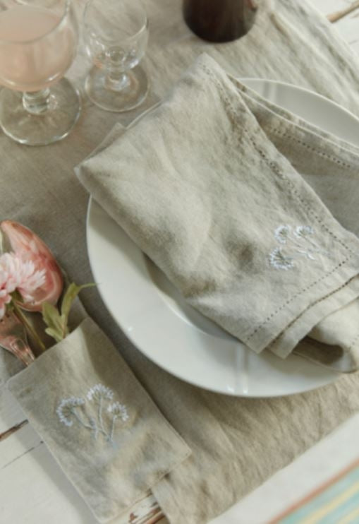 Beige stofserviet med broderi fra Femme Facon