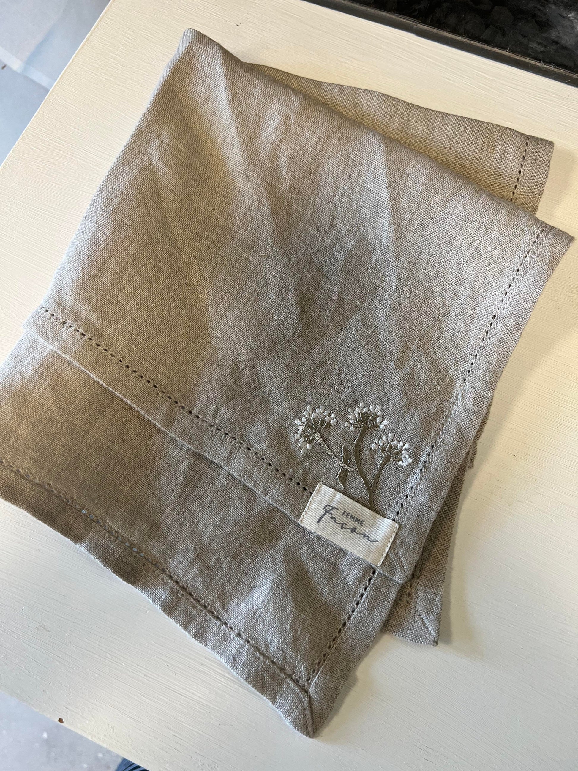 Serviet med broderi af en blomst fra Femme Facon