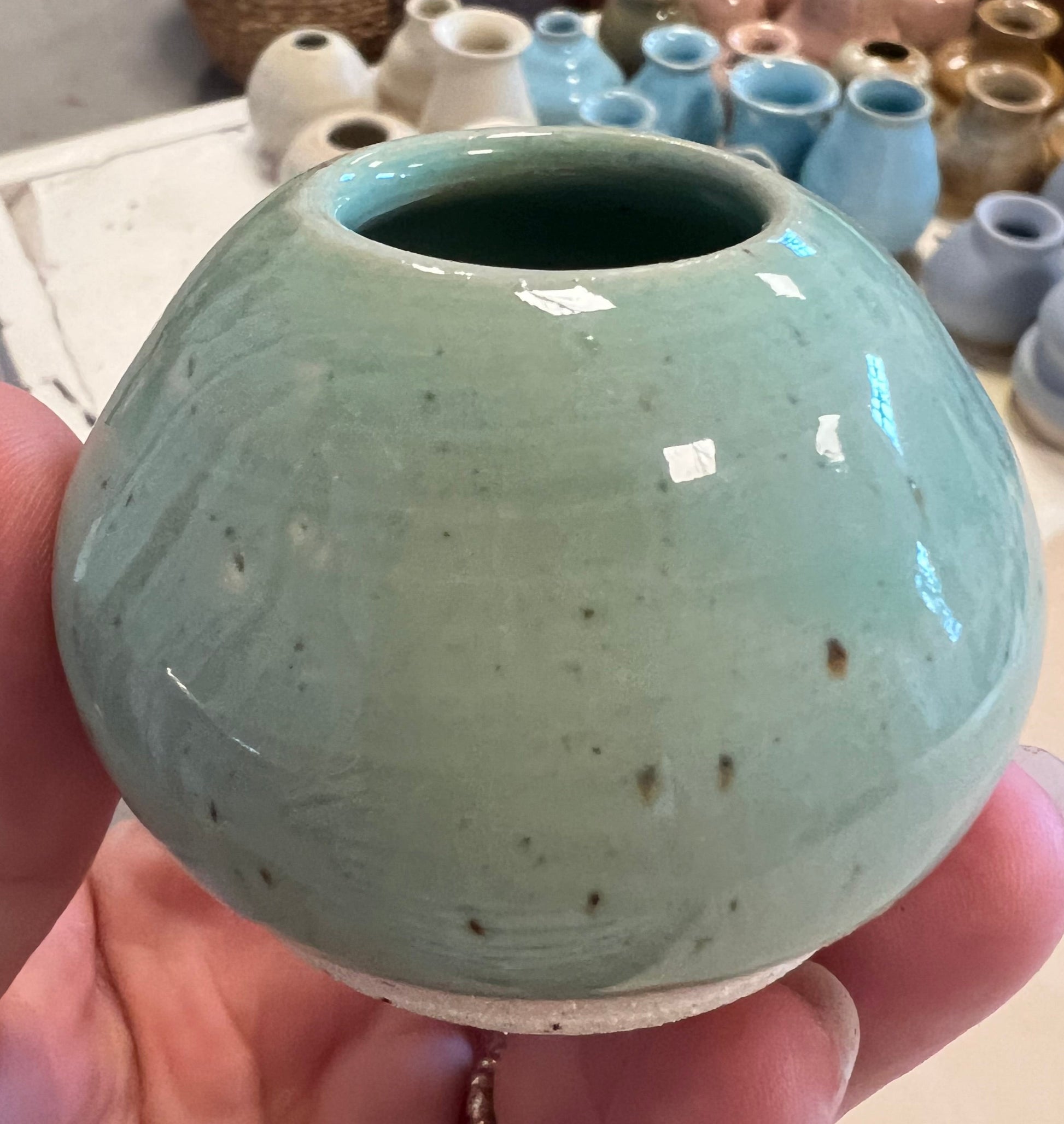 Lille rund vase fra Vangs keramiske værksted