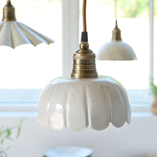 Chic Antique - Lunel loftlampe i metal i cremefarvet med messingfarvet loftroset og stofledning