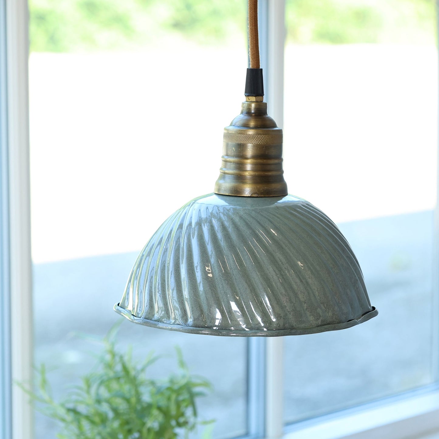Loftlampe i grå og messing fra Chic Antique
