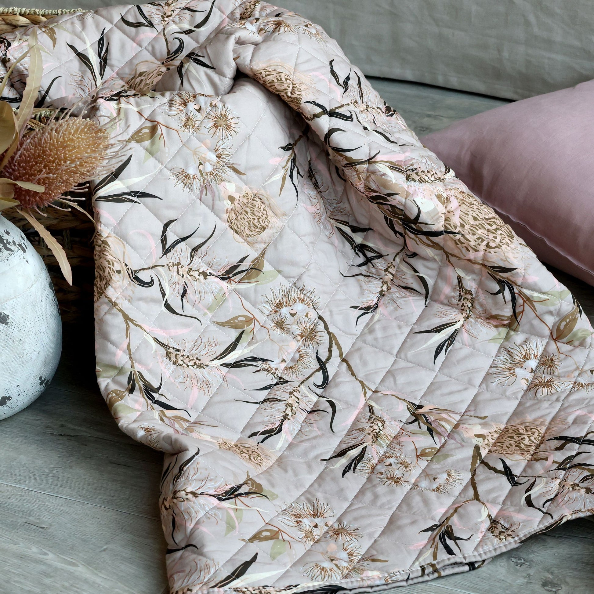 Lyserød quilt med blomster mønster fra Chic Antique 