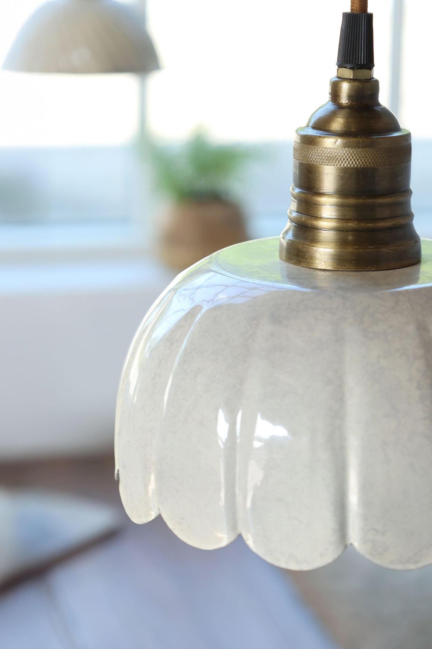 Chic Antique - Lunel loftlampe i metal i cremefarvet med messingfarvet loftroset og stofledning