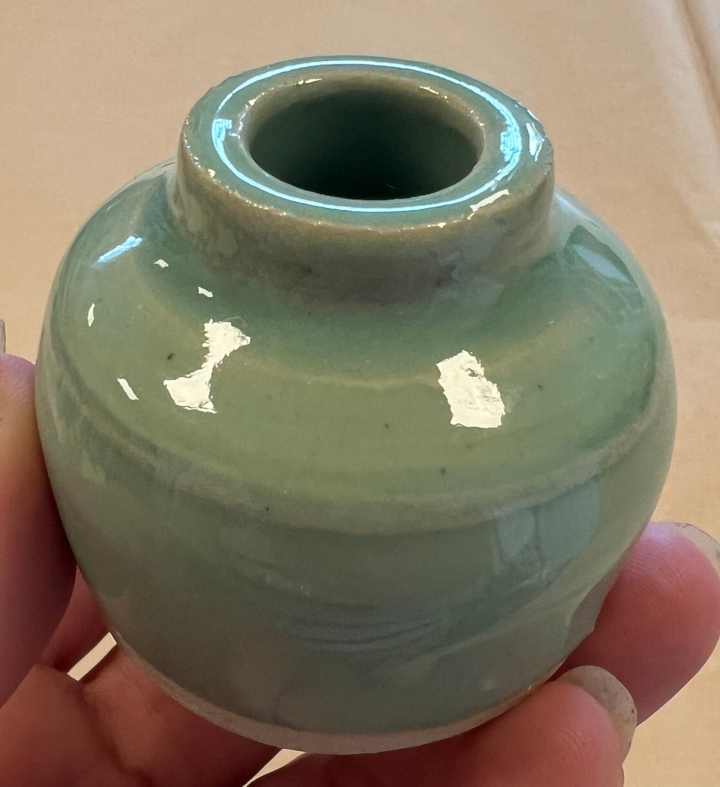 Rund grøn vase fra Vangs keramiske værksted