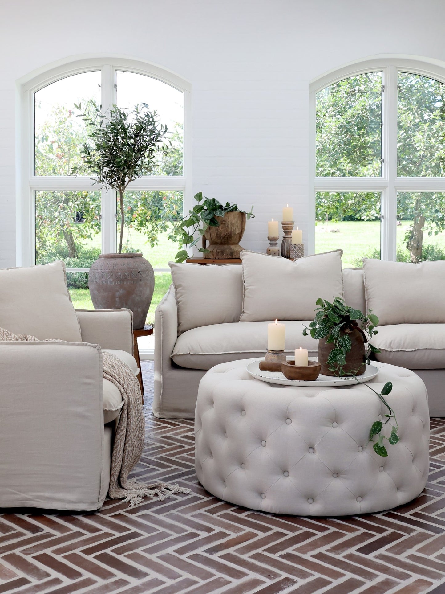 Rundt dekorationsfad til bord i hvid fra Chic Antique