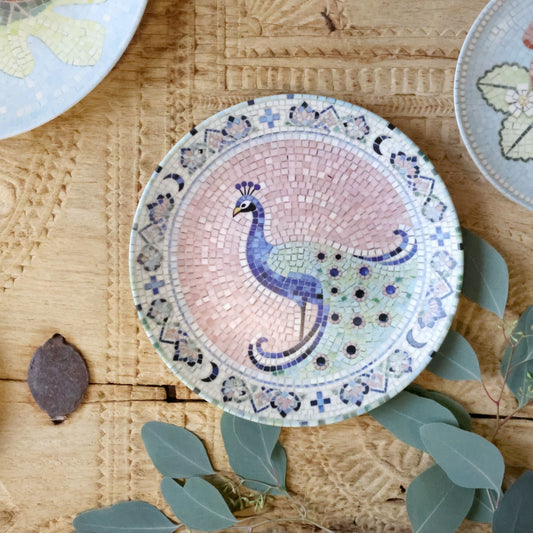 Fad med påfugl i lyserød og blå keramik fra Chic Antique