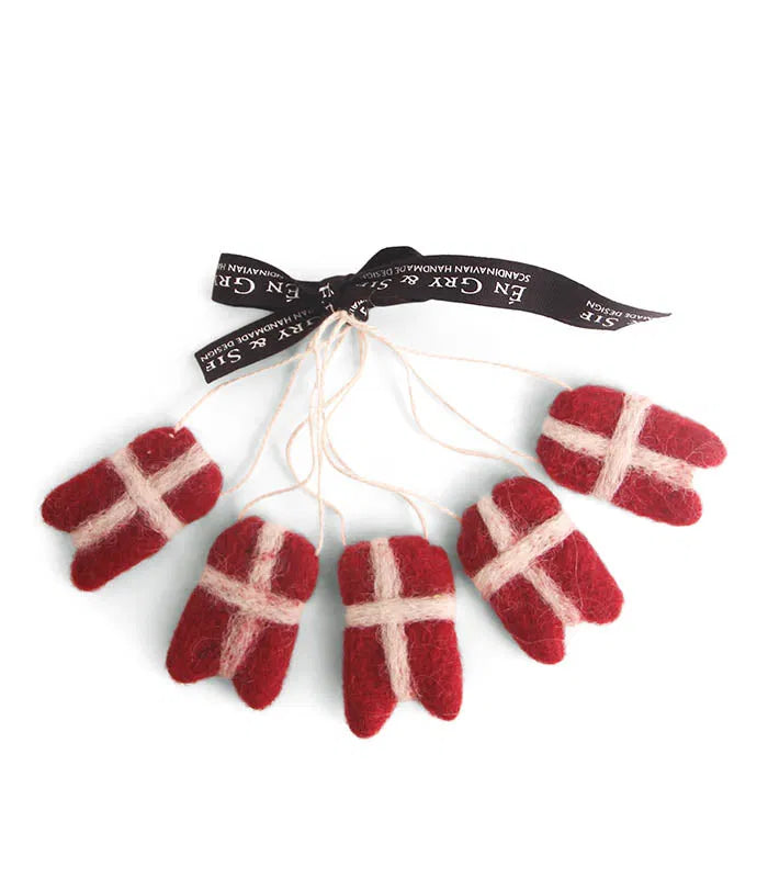 Filt flag fra Gry og Sif til pakkepynt eller juletræet