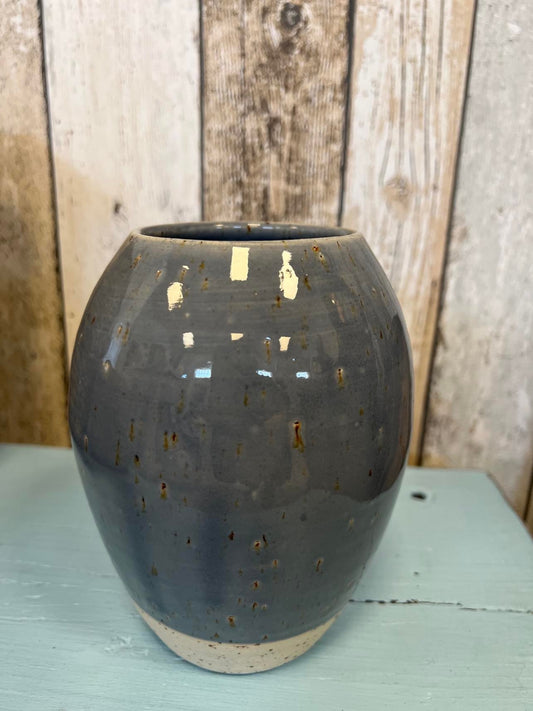 Håndlavet vase fra Vangs keramiske værksted