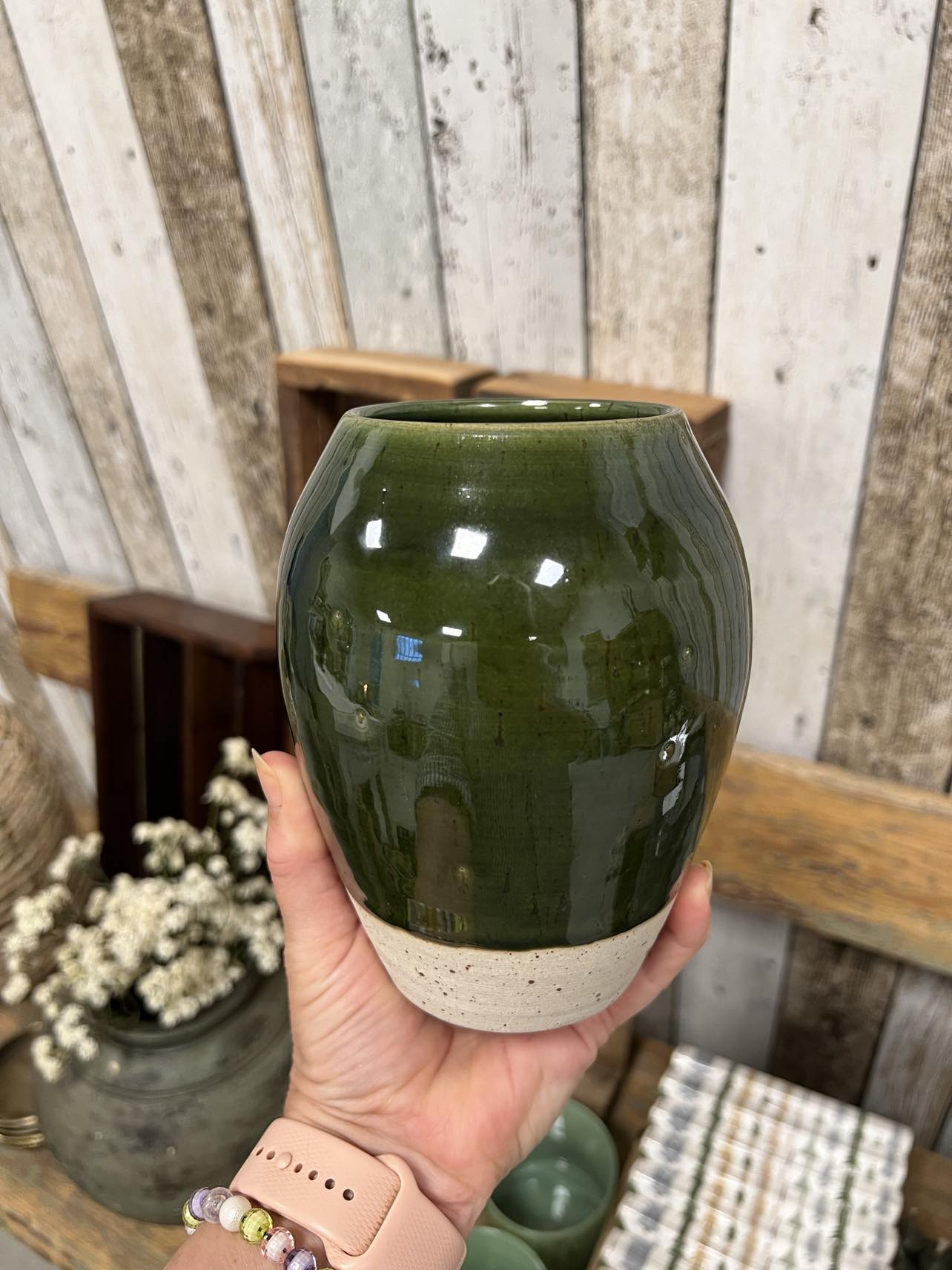 Grøn vase i keramik til tørrede blomster fra Vangs keramiske værksted