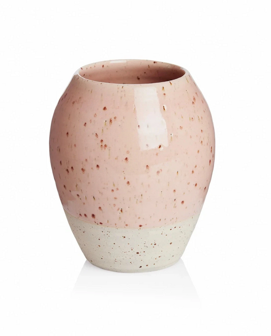 Rosa vase til blomster fra Vangs keramiske værksted