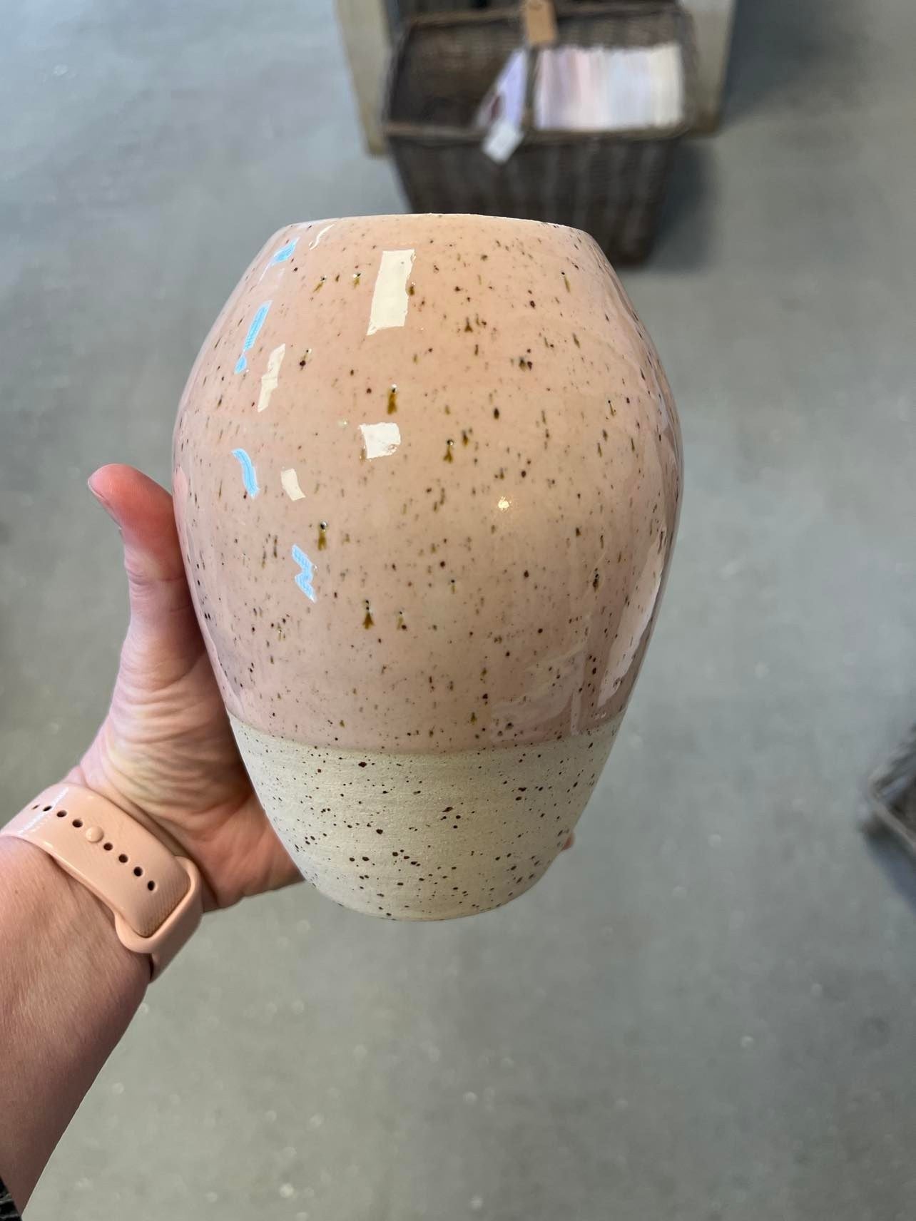 Vase i rosa glasur fra Vangs keramiske værksted