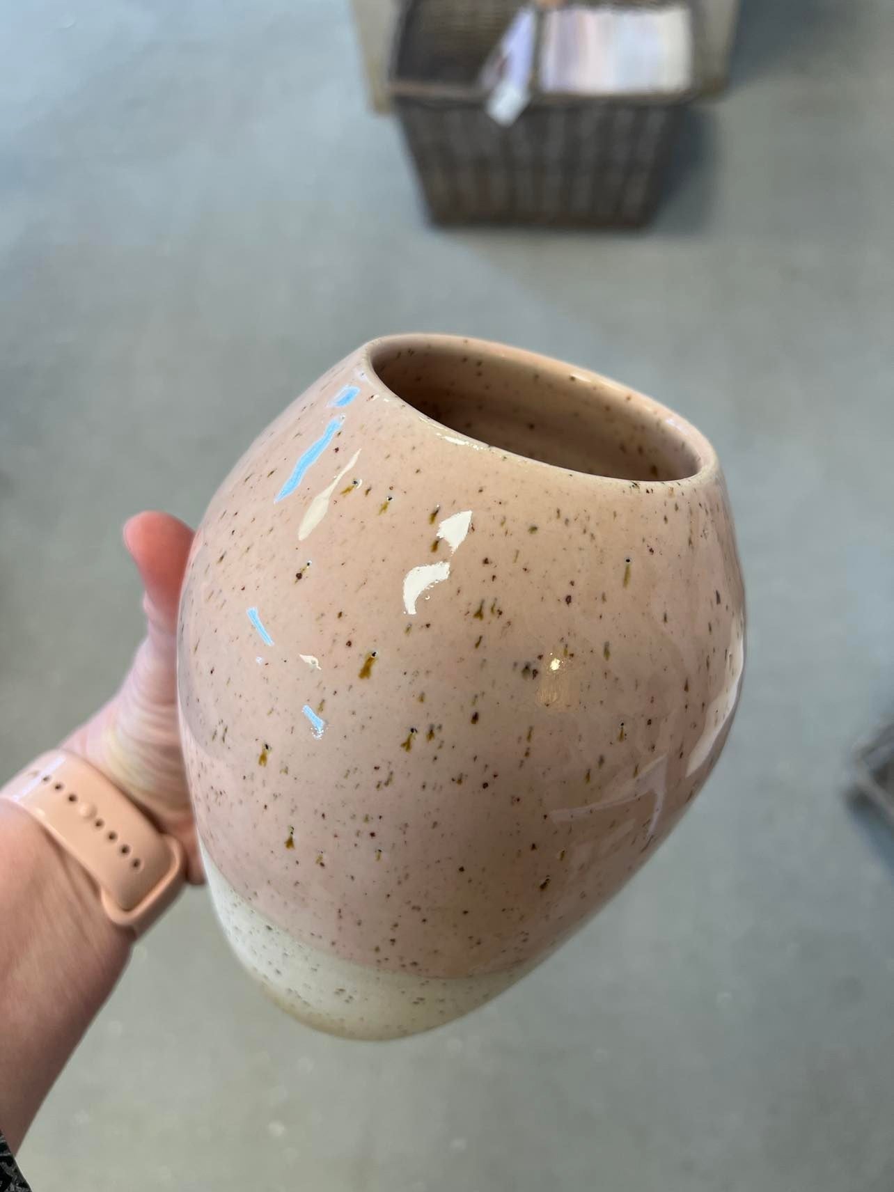 Vase i rosa med nister fra Vangs keramiske værksted