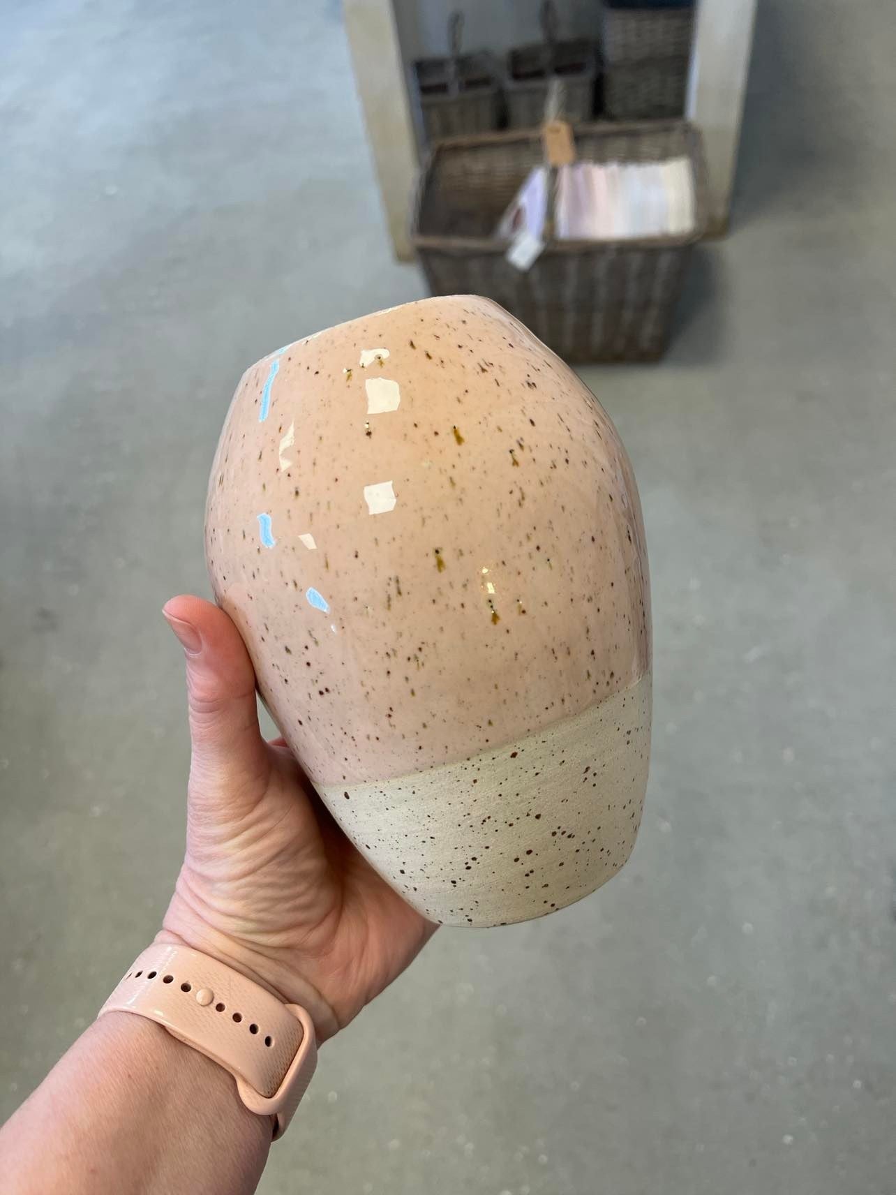 Vase i rosa med blank glasur og nister fra Vangs keramiske værksted