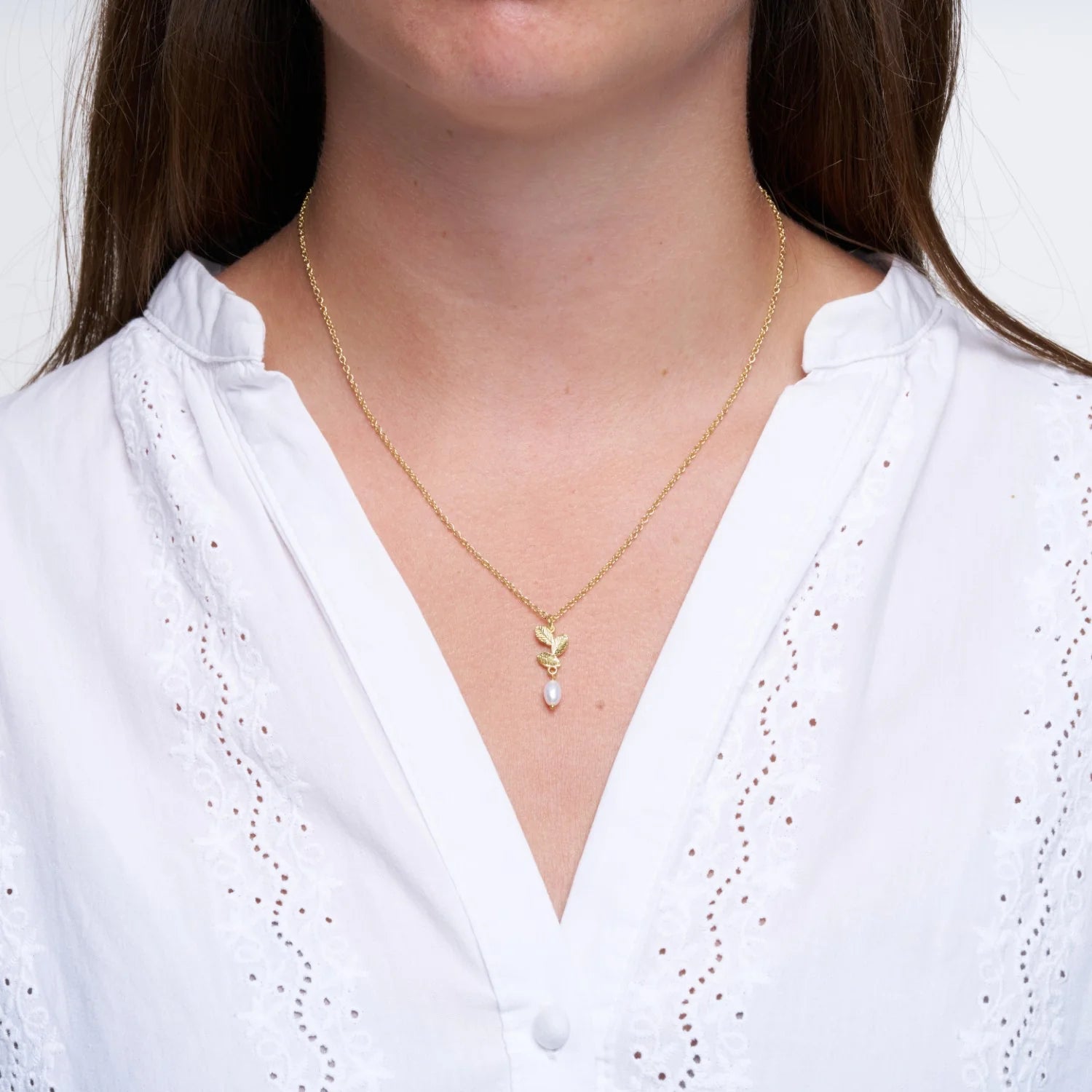 Halskæde i guld med perle vedhæng fra Pure by Nat