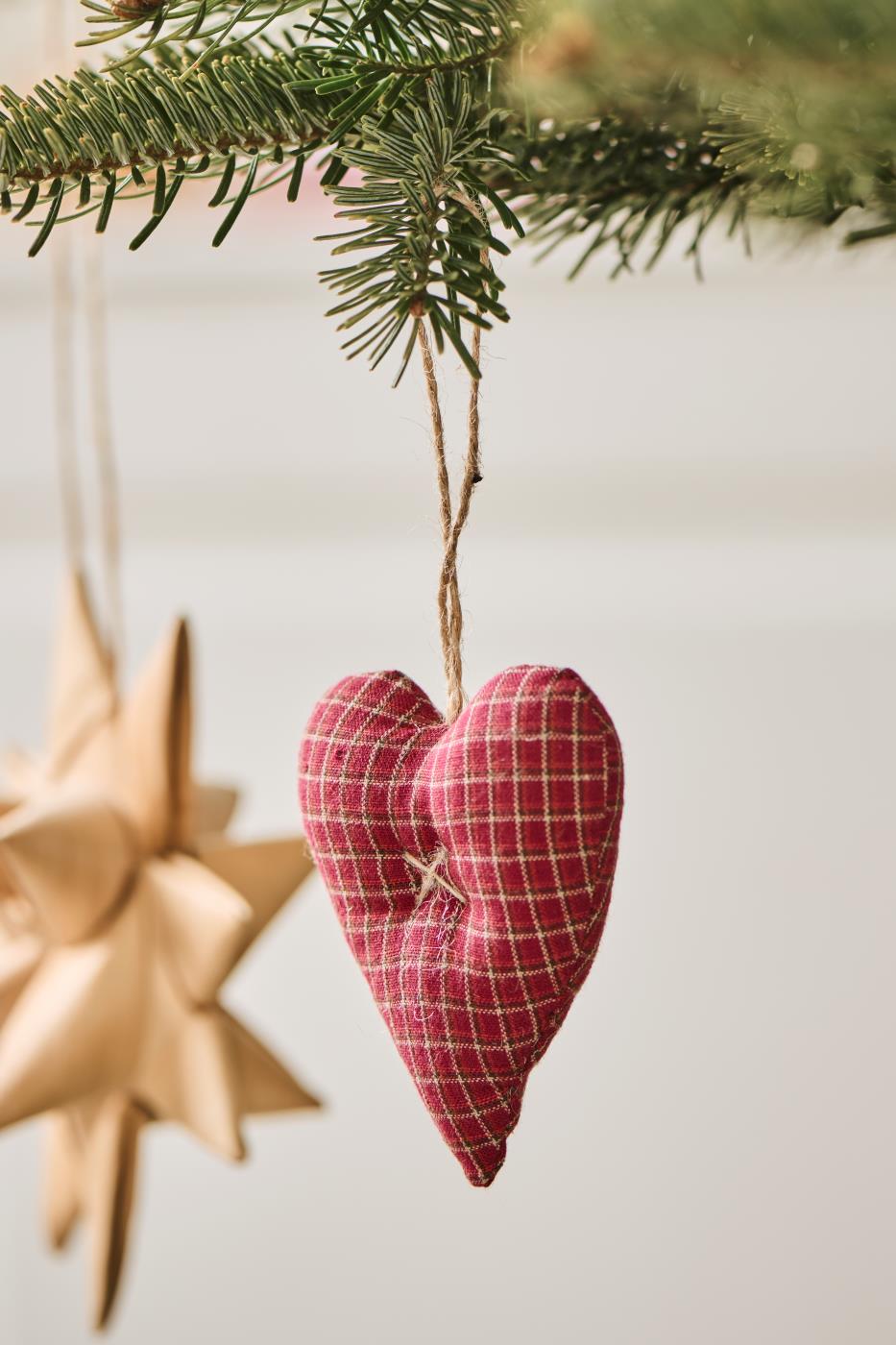 Hjerte i rød stof - fem varianter - Ib Laursen