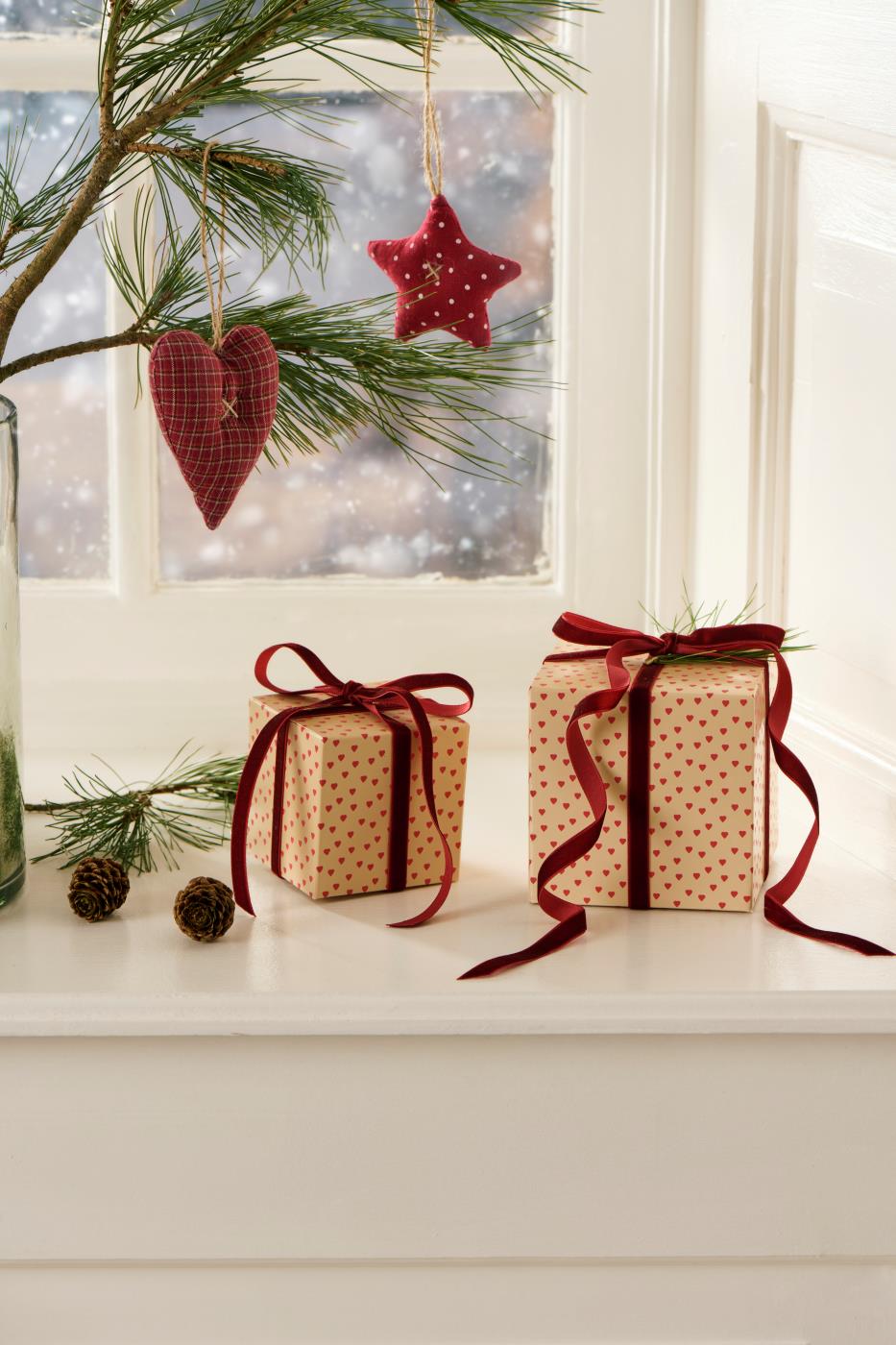 Hjerte i rød stof - fem varianter - Ib Laursen