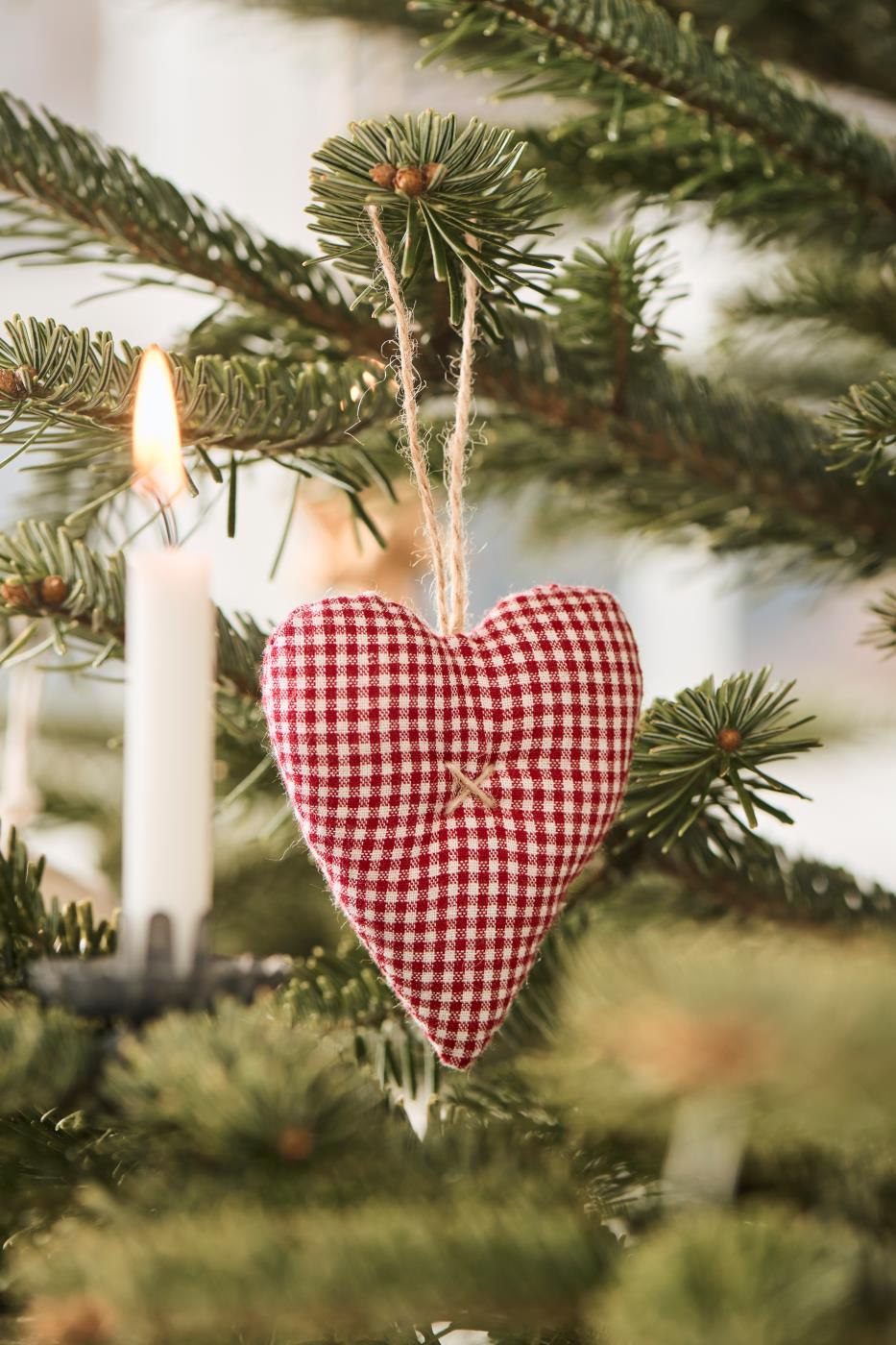 Hjerte i rød stof - fem varianter - Ib Laursen