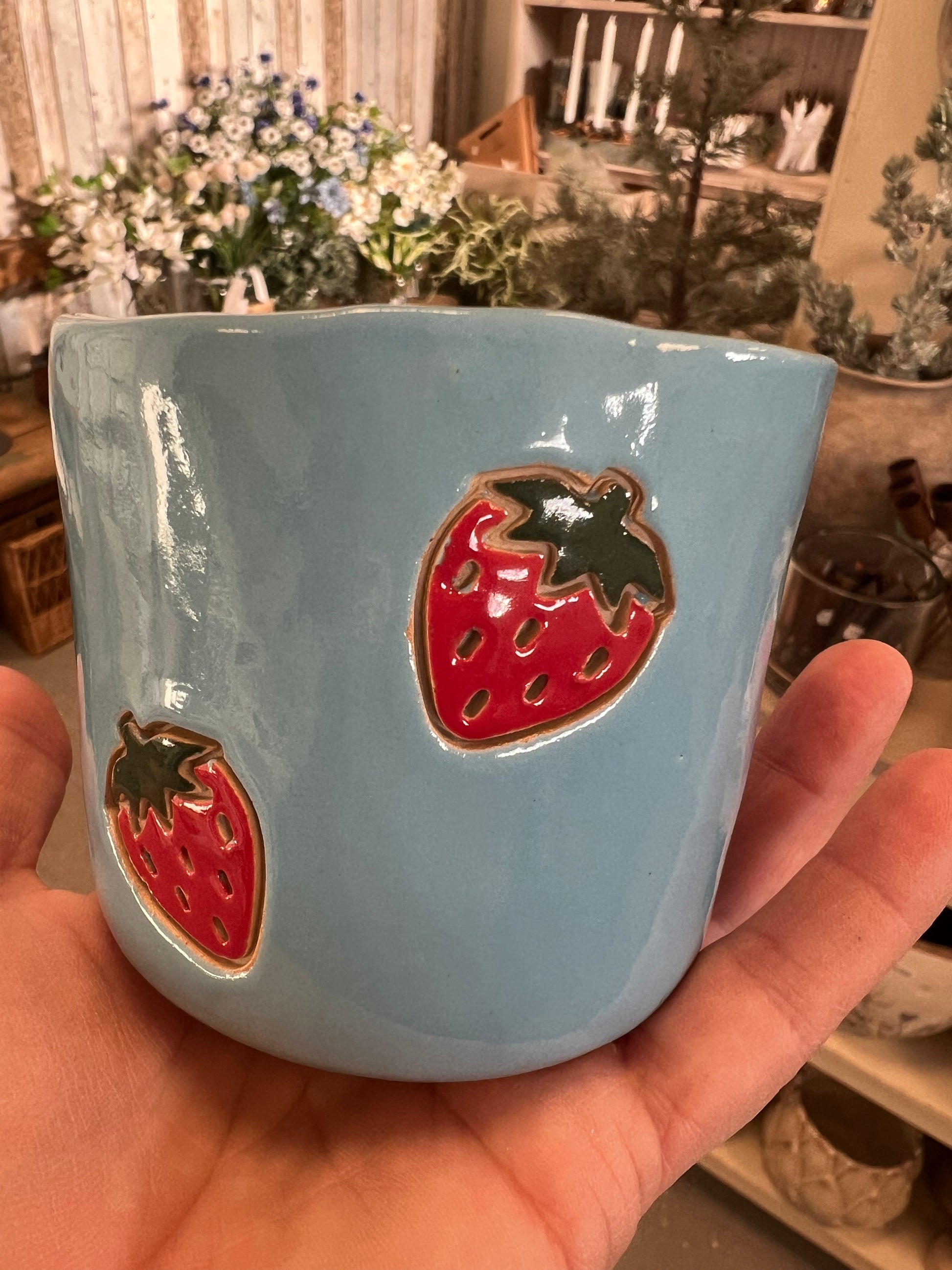 Stentøjs krus i blå med jordbær fra Handmade by Victoria Juul