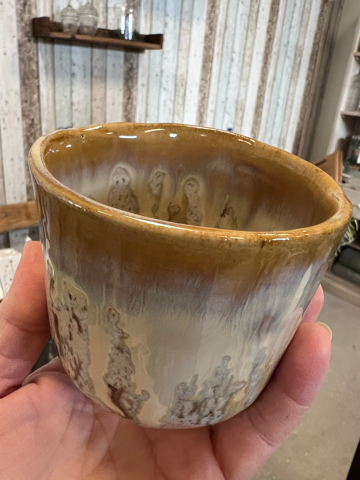 Krus med guld fra Handmade by Victoria Juul