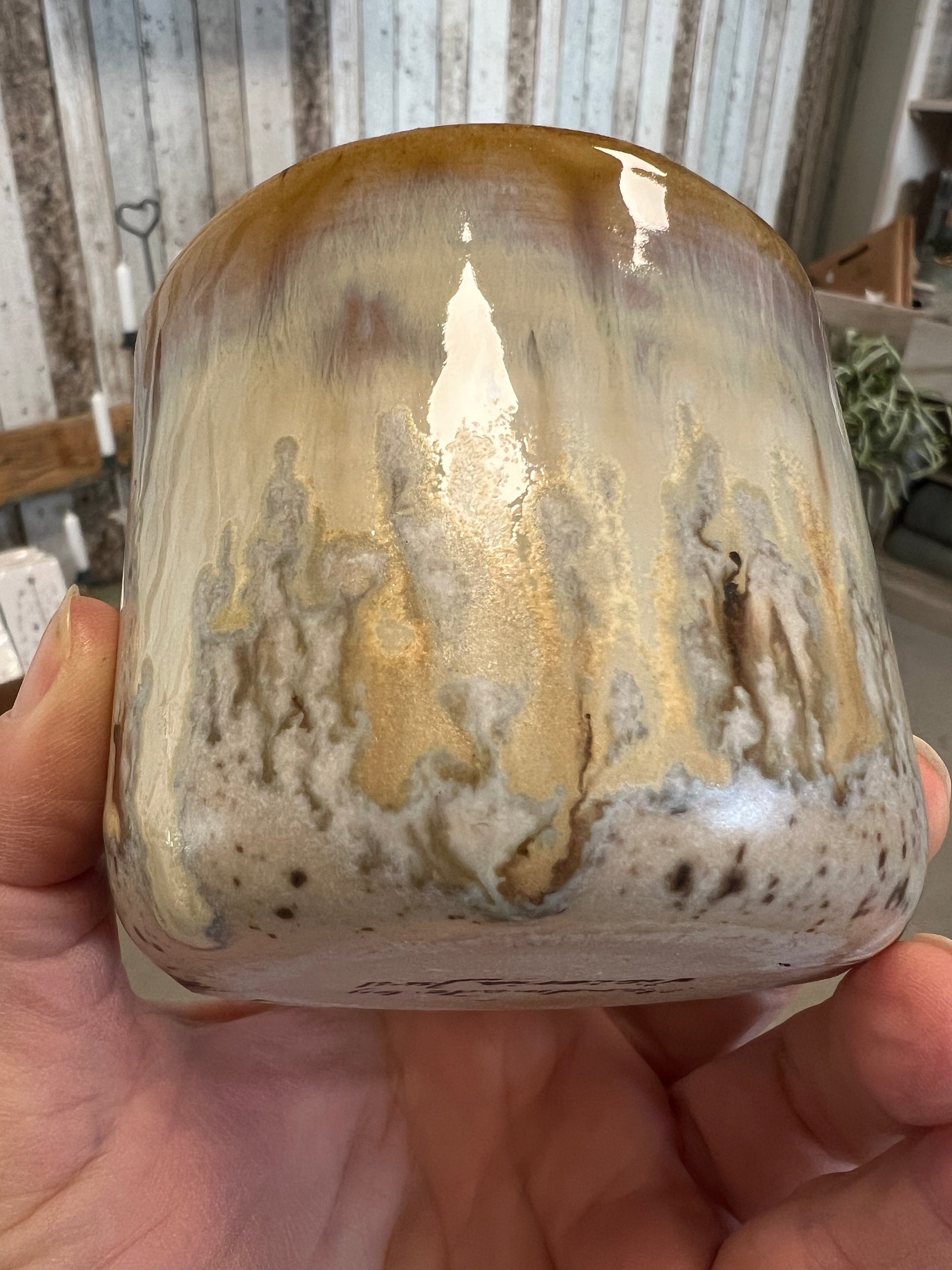 Krus i brune farver fra Handmade by Victoria Juul