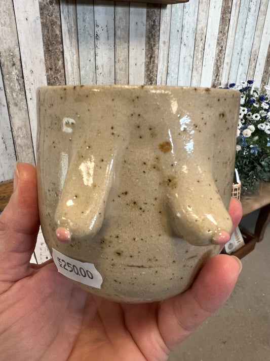 Krus med bryster fra Handmade by Victoria Juul