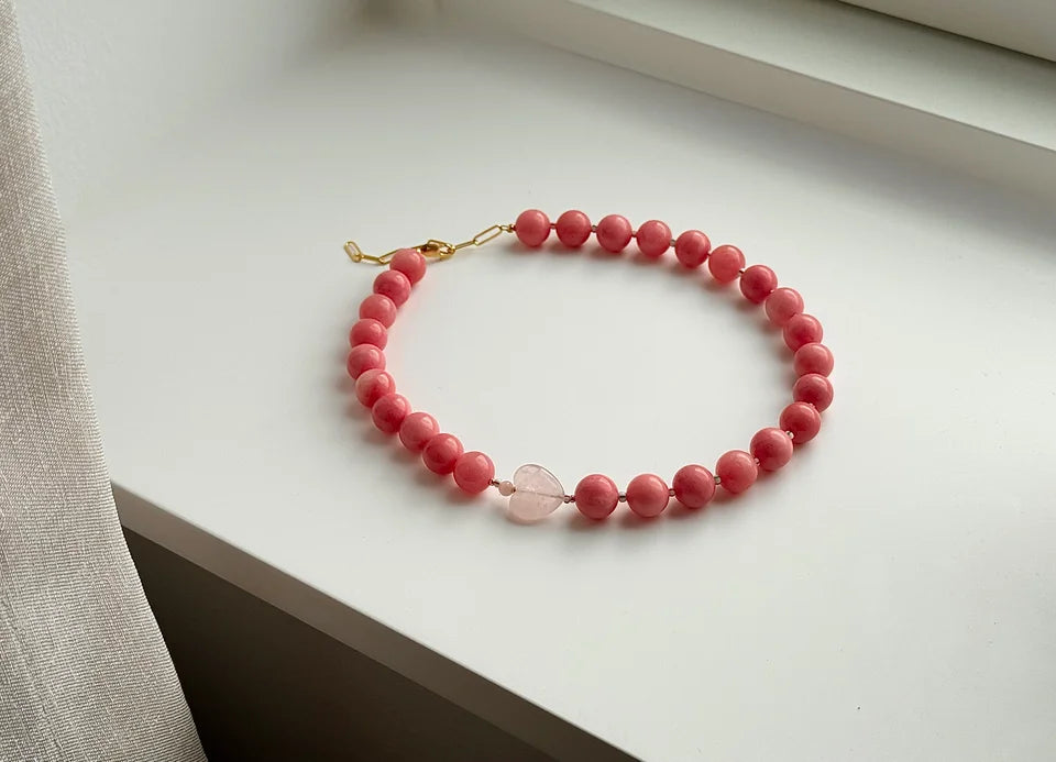 Apgapi halskæde med rosa jadeperler og hjerte i rosenkvarts - Lily Smykker