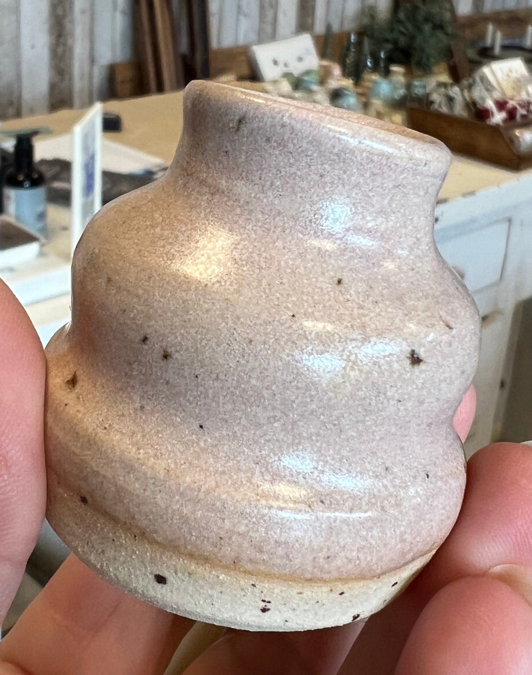Vase i rosa keramik fra Vangs keramiske værksted