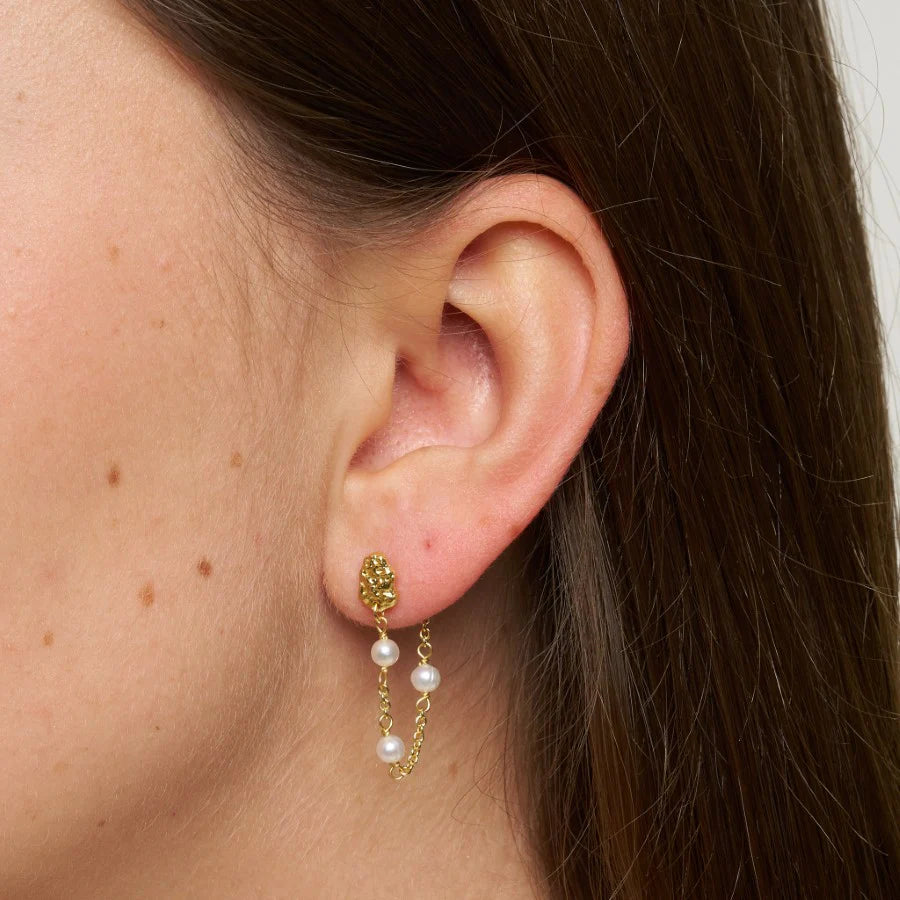 Guld øreringe med perler fra Pure by Nat
