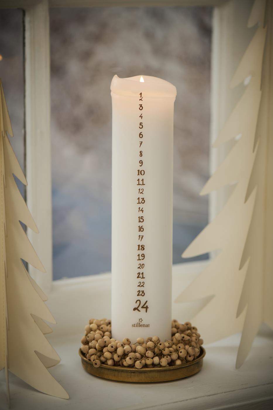 Kalenderlys med brune tal fra Ib Laursen