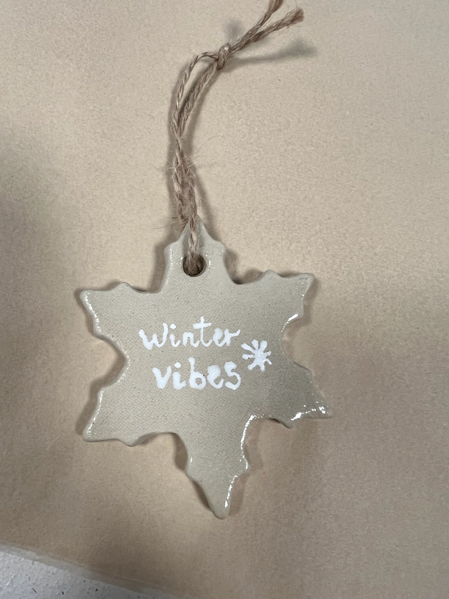 Keramik julepynt til ophæng snekrystal fra Handmade by Victoria Juul