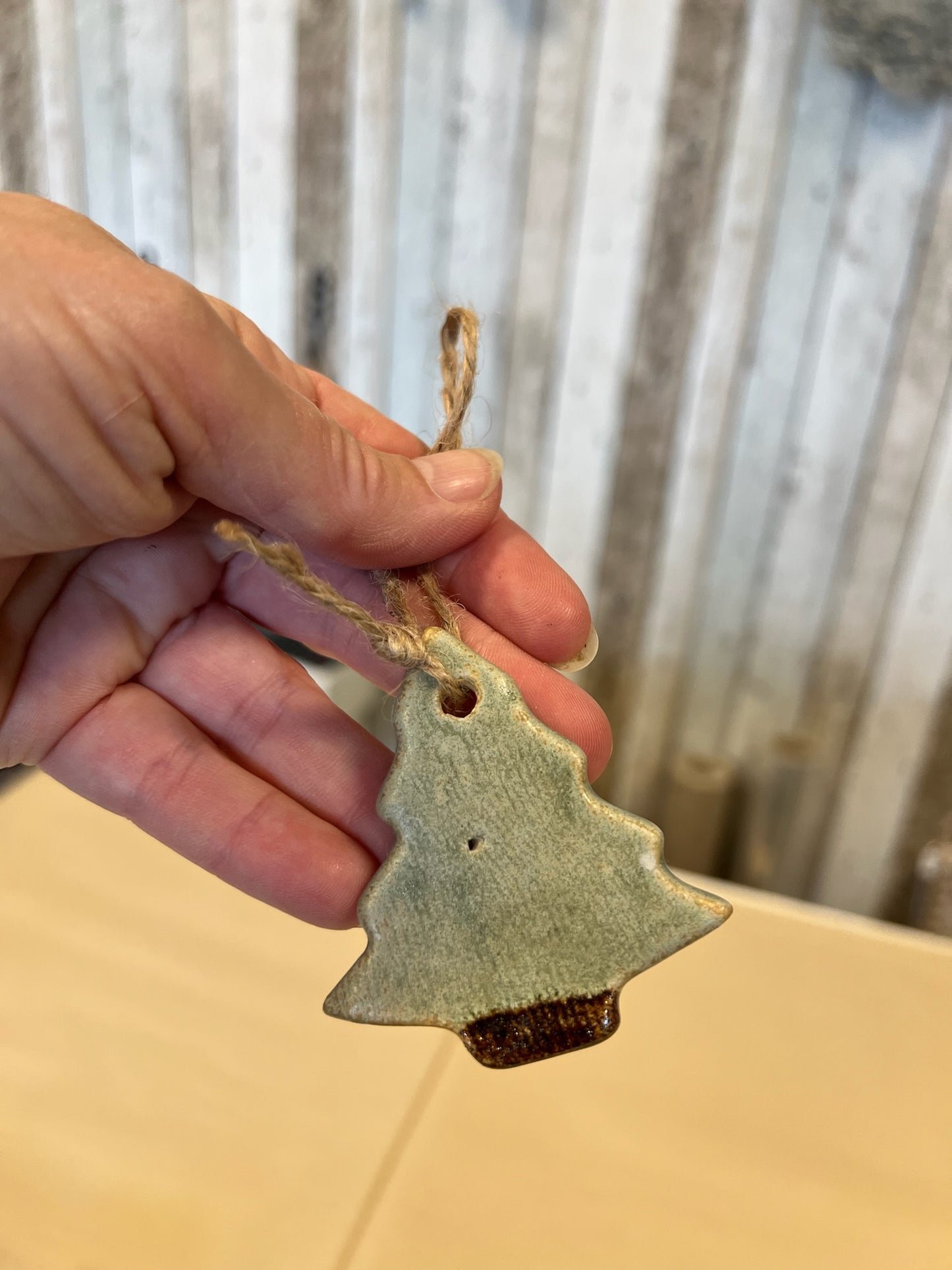 Keramik julepynt til ophæng Juletræ fra Handmade by Victoria Juul