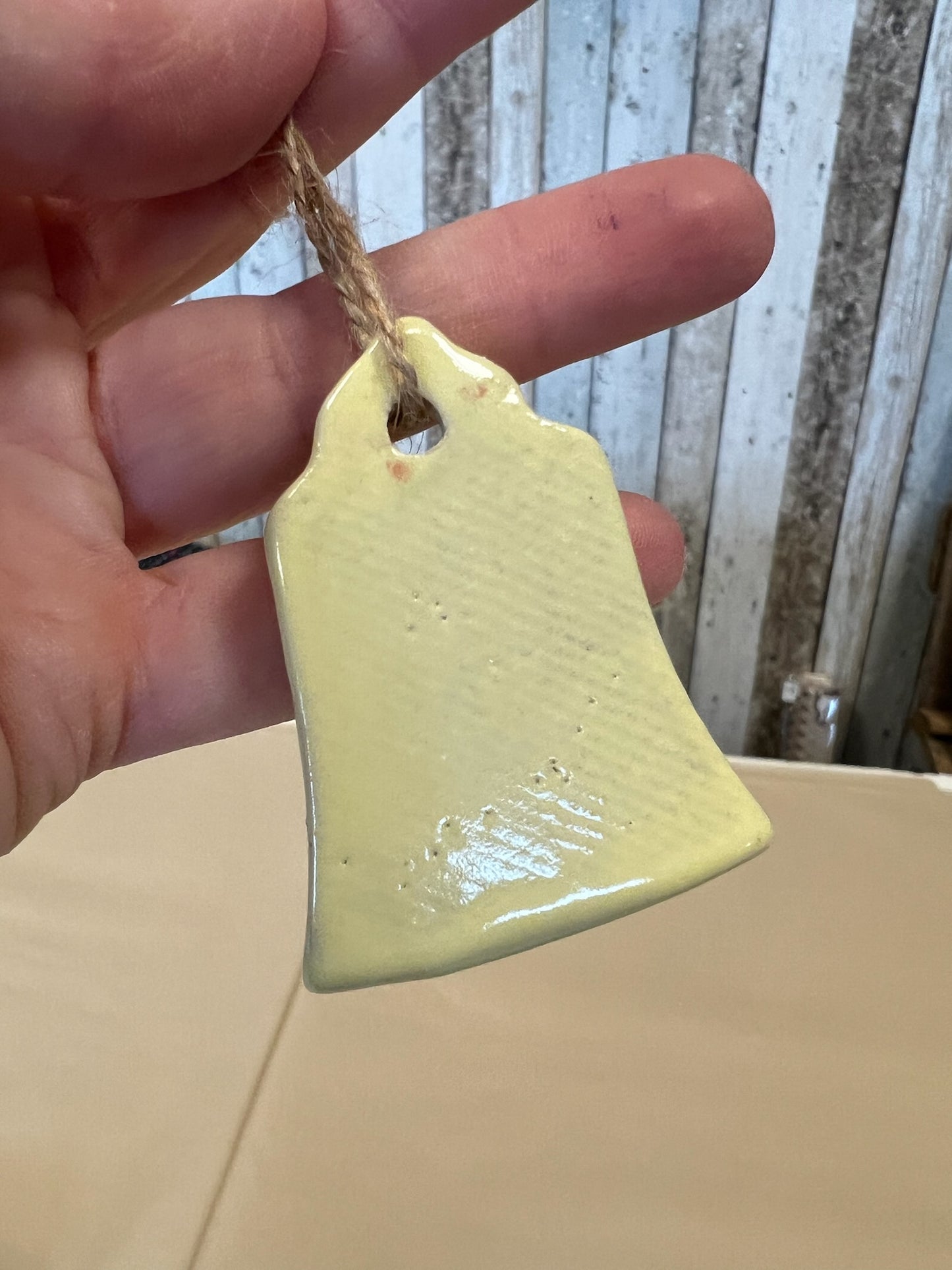 Keramik julepynt til ophæng Klokke fra Handmade by Victioria Juul