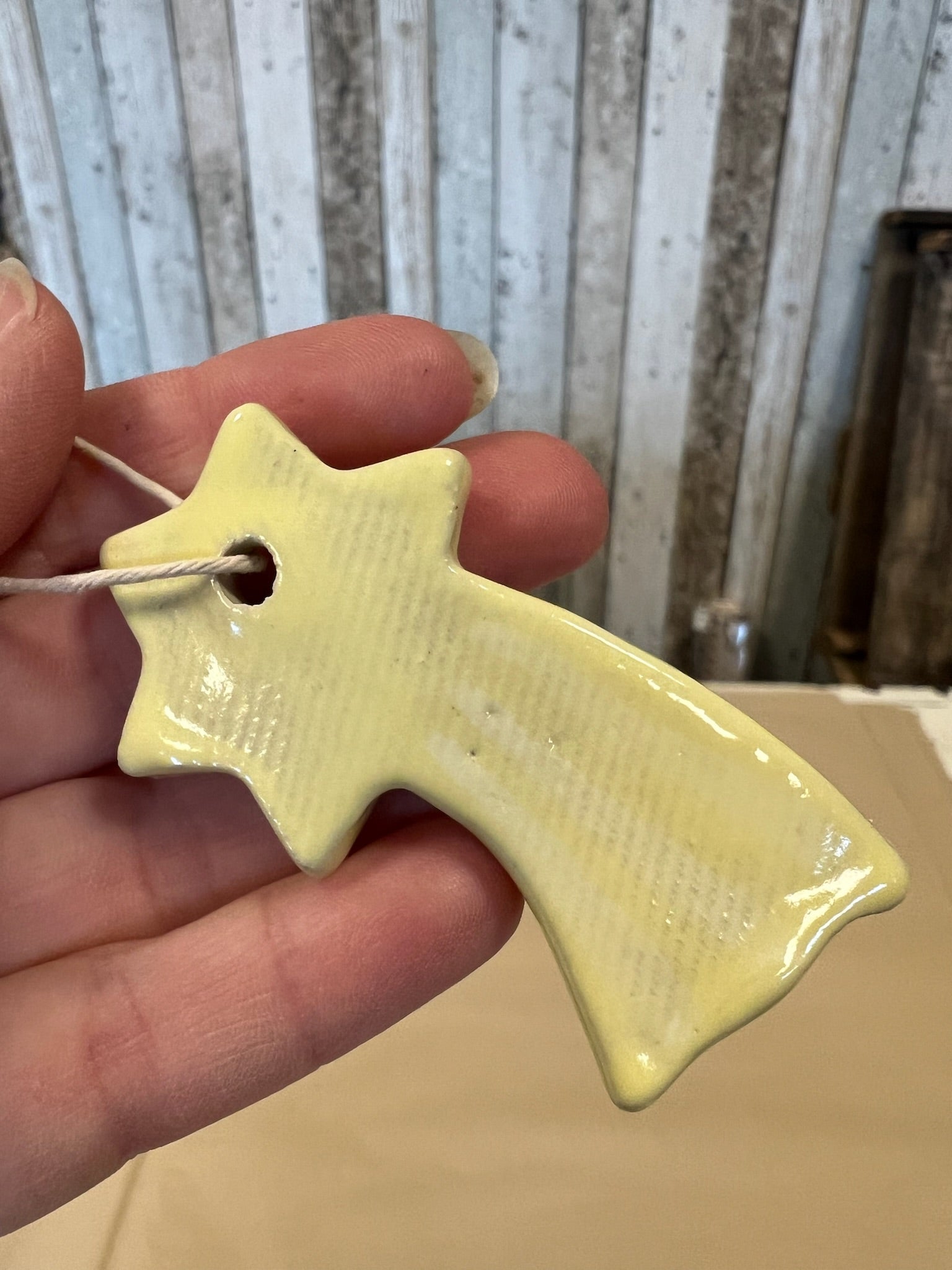 Keramik julepynt til ophæng Stjerne fra Handmade by Victoria Juul