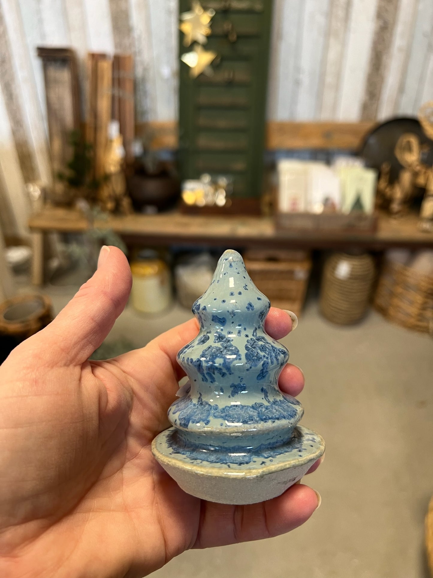Små håndlavet keramik juletræer i blå fra Handmade by Victoria Juul