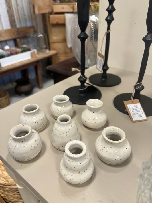 Beige vase i flerevarianter fra Vangs keramiske værksted