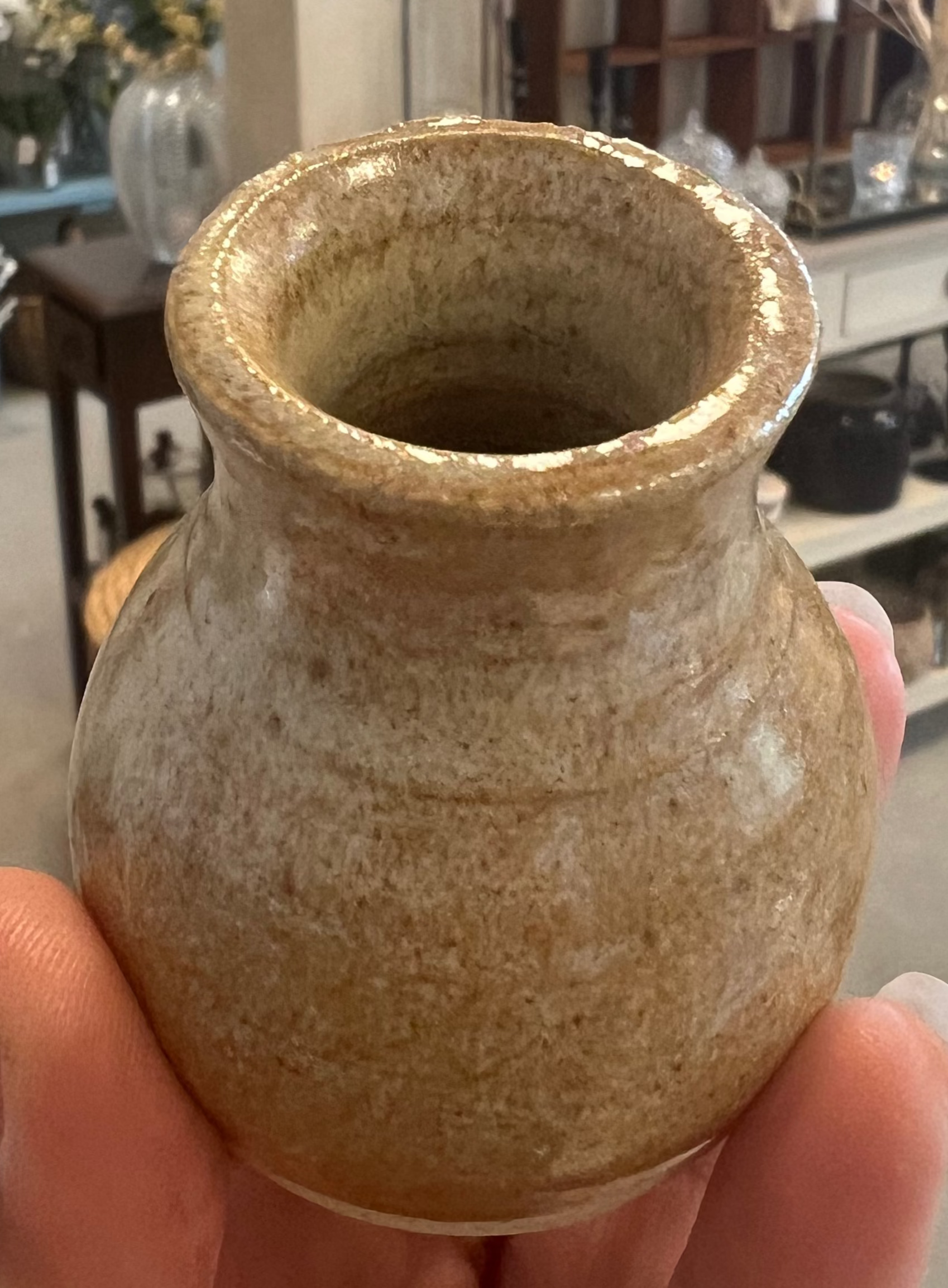 Fin vase i brun fra Vangs keramiske værksted