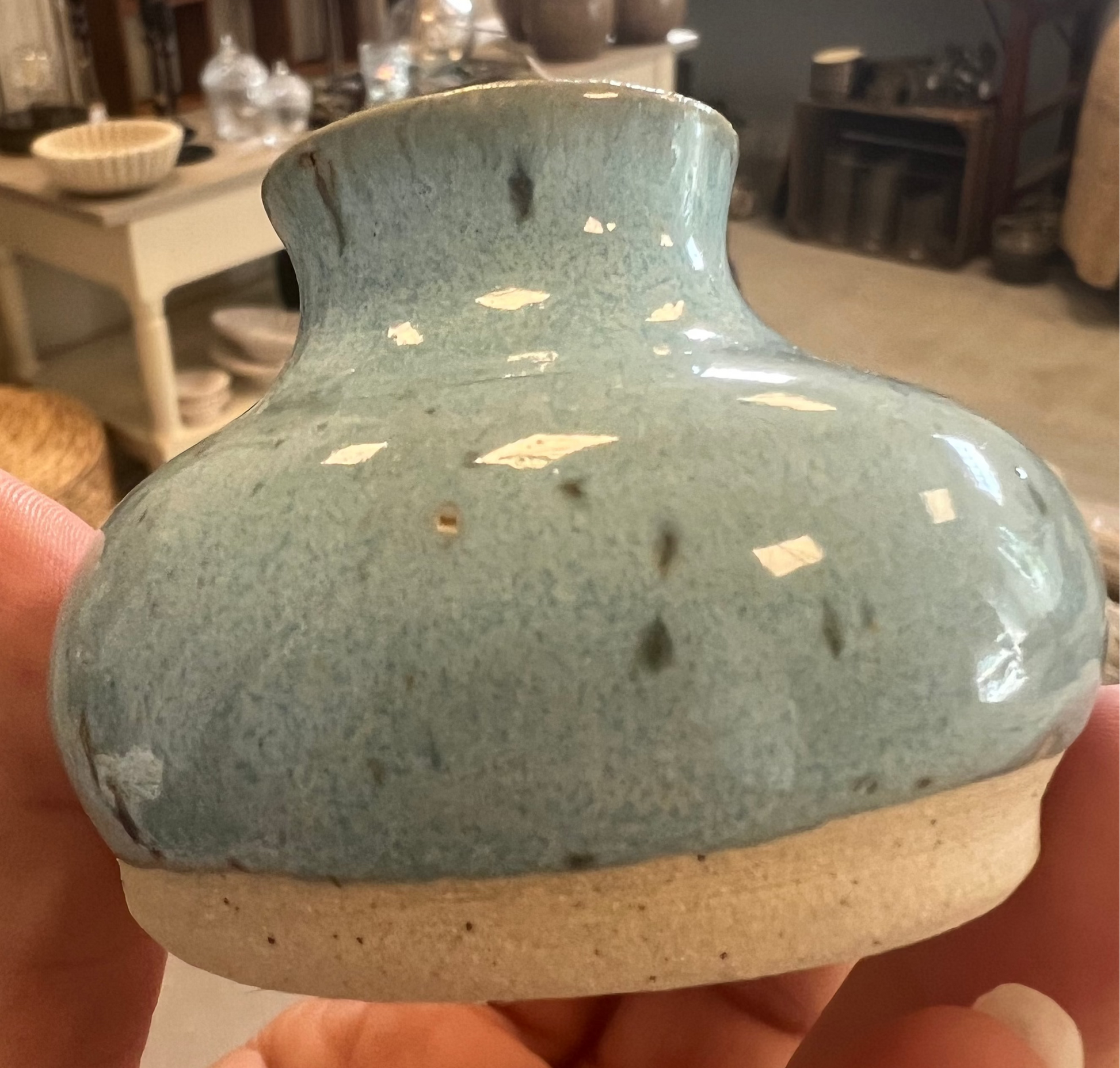 Vase med nister fra Vangs keramiske værksted