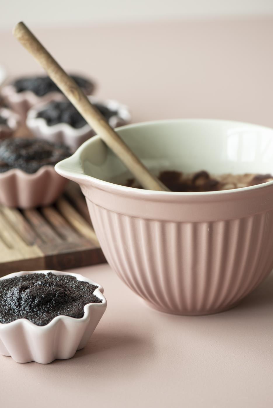 Røreskål i keramik med riller i lyserød fra Ib Laursen