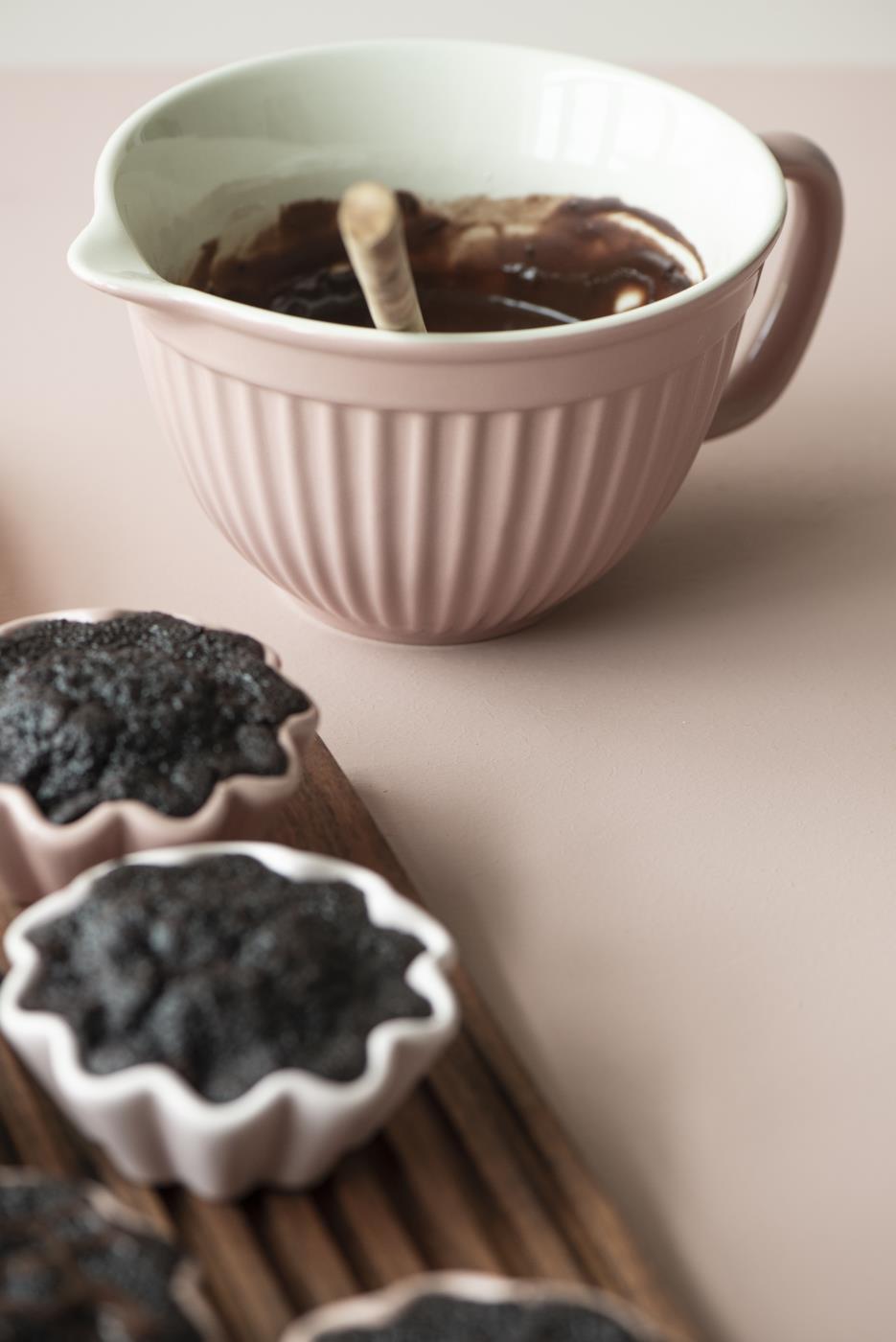 Køkkenskåle i stentøj med riller og hank i lyserød og gul fra ib Laursen