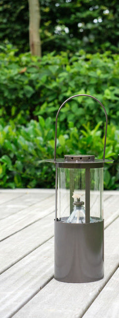 Olie lampe med hank i metal til ophæng fra GUS Design
