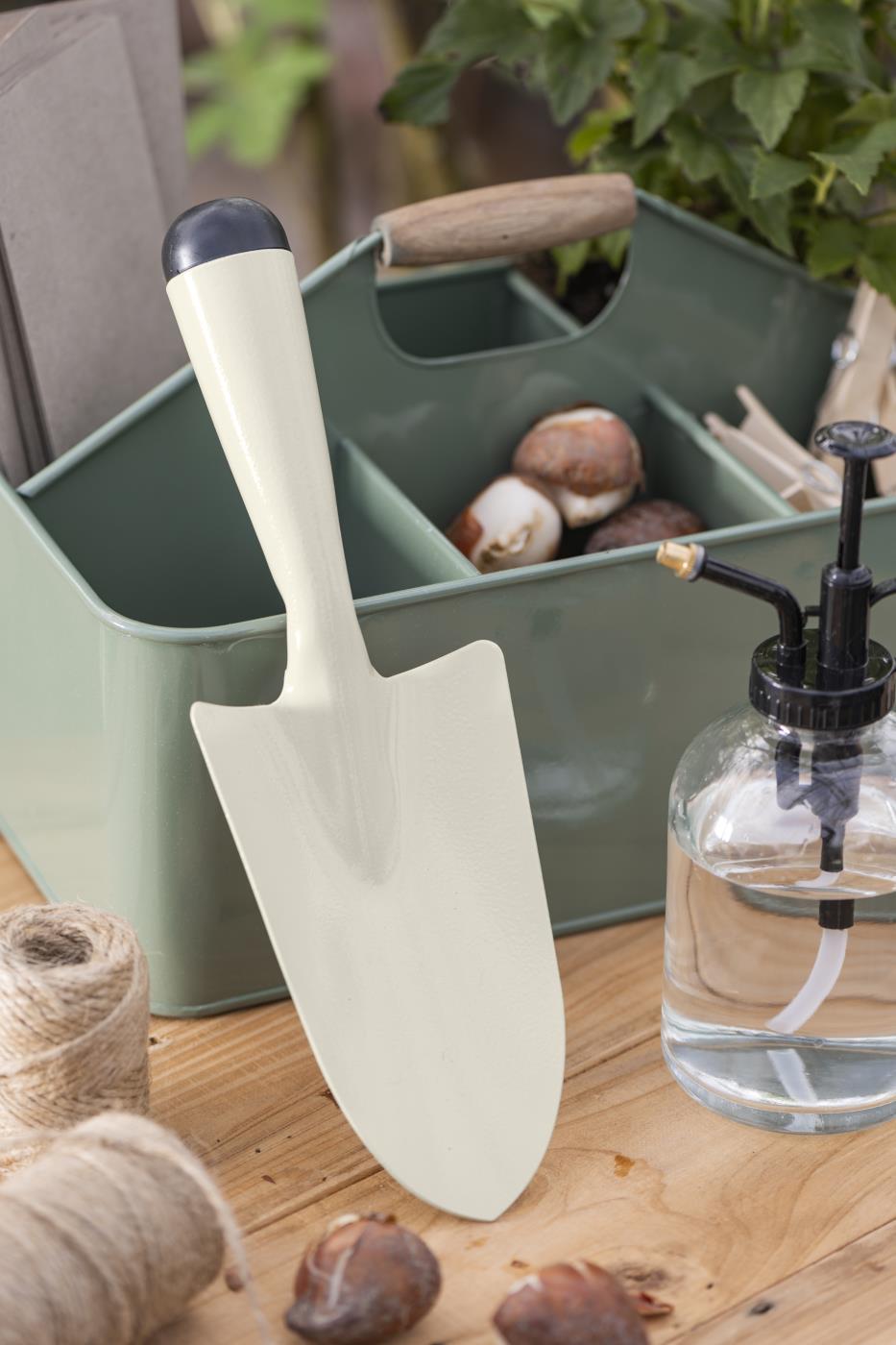 Planteskovl fra Ib Laursen i metal med håndtag