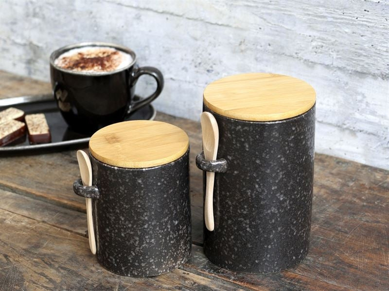 Porcelænskrukke med låg og ske i træ til salt og kaffe fra Chic Antique