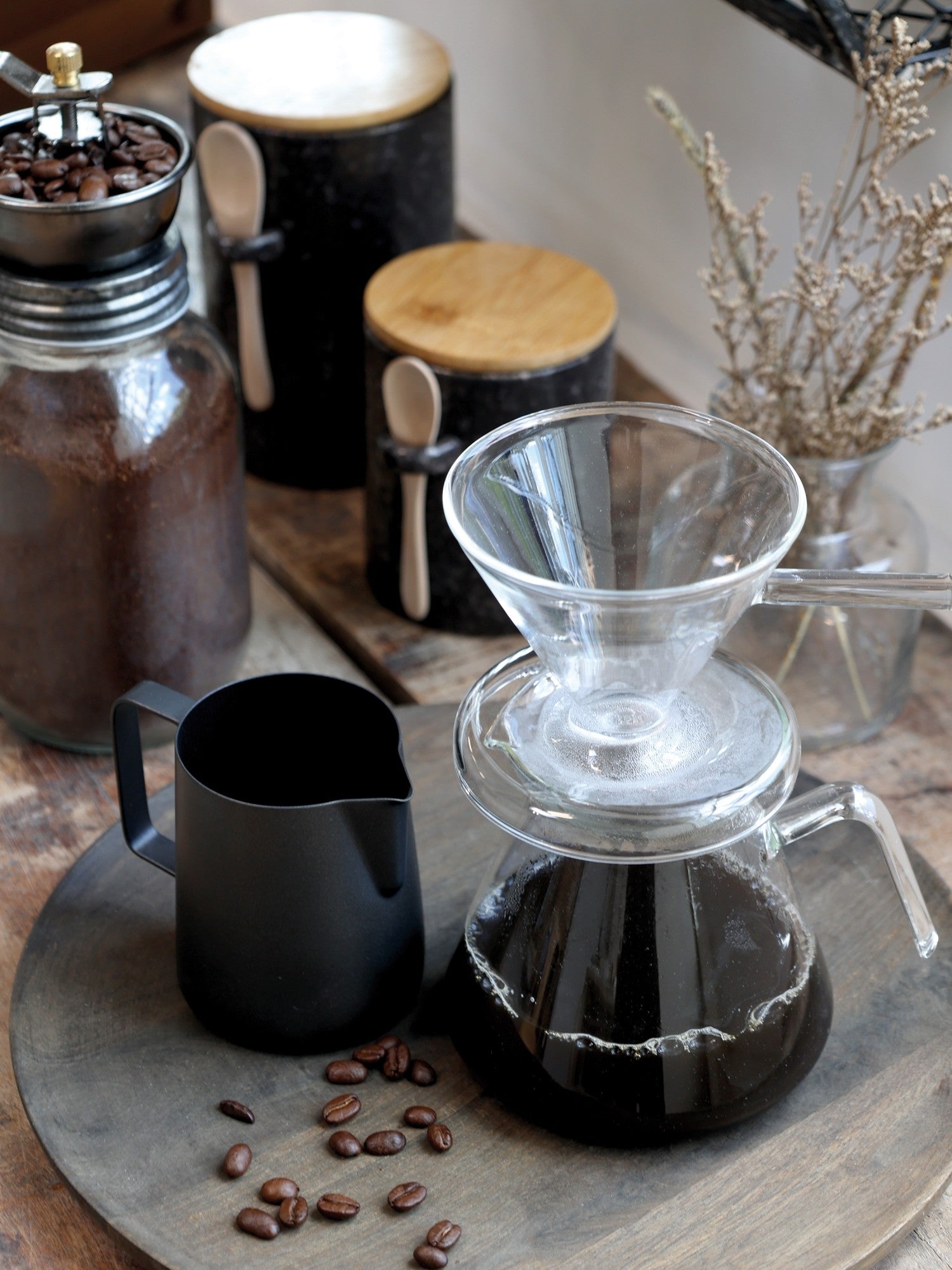 Krukke med låg og ske til kaffe eller te i to størrelser fra Chic Antiue