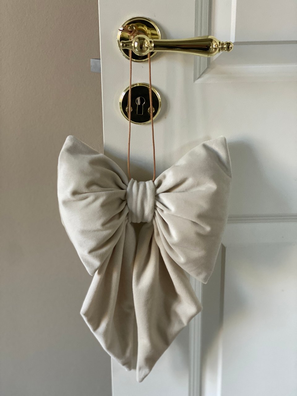 Håndsynet sløjfe julepynt beige velour