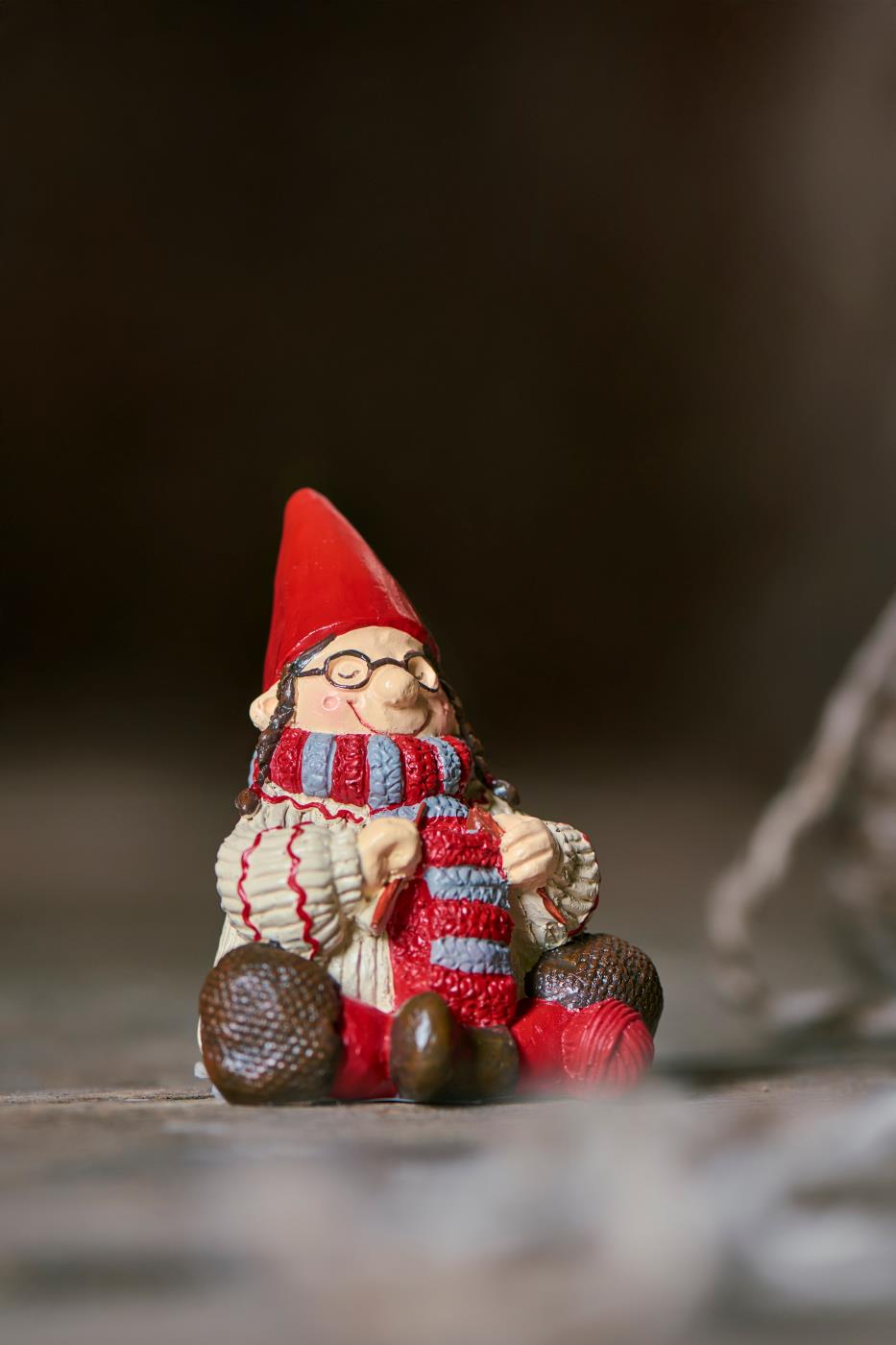 Nisse der sidder ned og strikker fra Ib Laursen