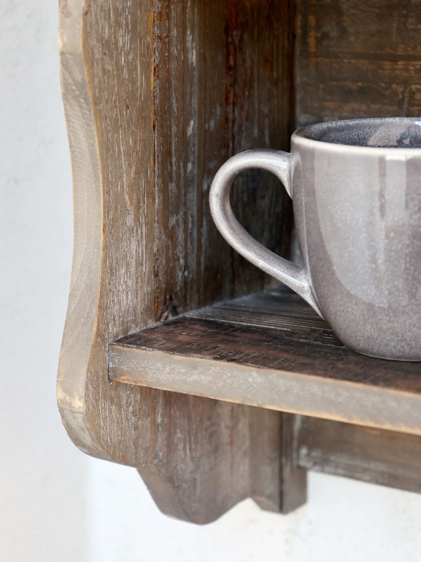 Tallerkenrække med hylder fra Chic Antique